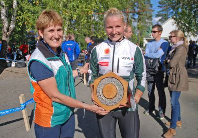 Maritta Nurmi återbördade Konungens Ring till den regerande mästarinnan Marika Teini på FM-tävlingarna i Jyväskylä den 7 september. (Foto: Ella Nurmi)